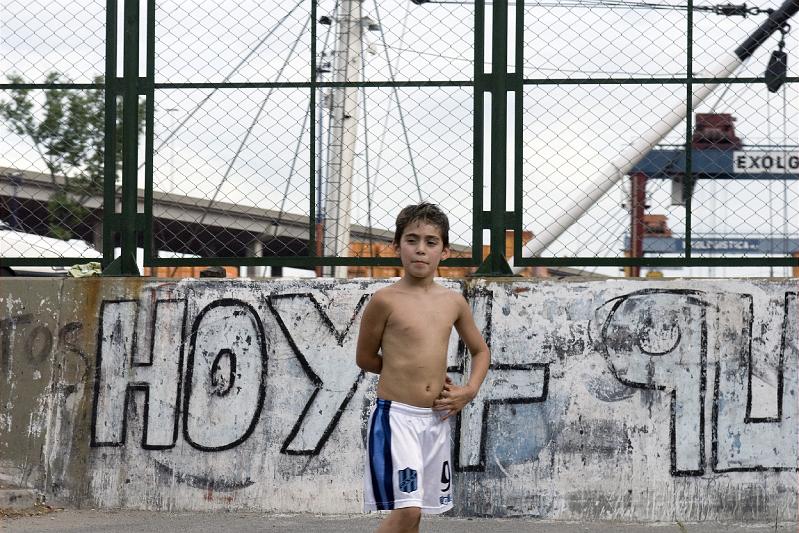 20071201_173301  D200 4200x2800.jpg - Youngster in Buenos Aires slum